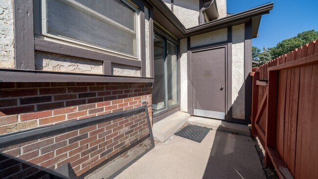 Building Photo - End unit 3 bedroom townhome near Ute Valle...