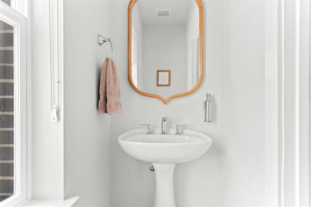 Building Photo - 381 E Greenbriar Ln