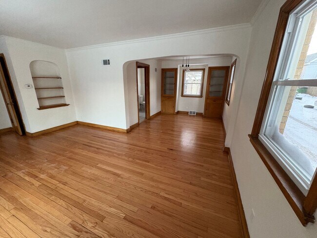 Building Photo - Newly remodeled single family with lots of space!!