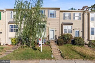 Building Photo - Amazing Opportunity to RENT This beautiful updated 3 levels TH. 3 beds and 3 .5 baths.