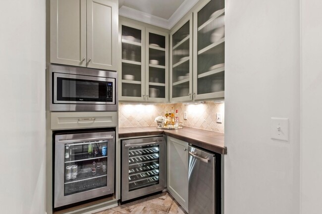 Building Photo - Custom Built 4BD, 4BA Home with Bonus Room...