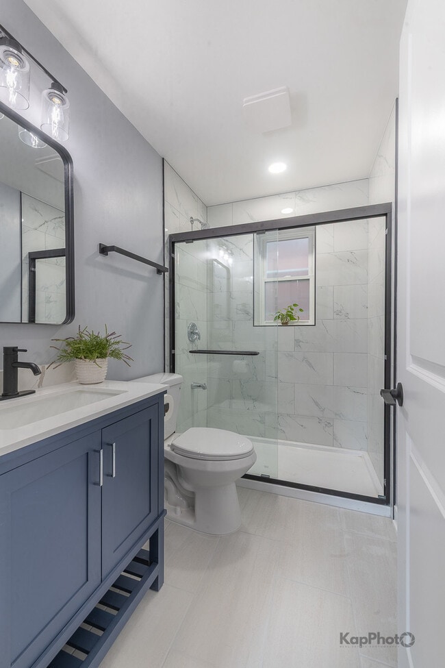 Building Photo - 2821 S Emerald Ave