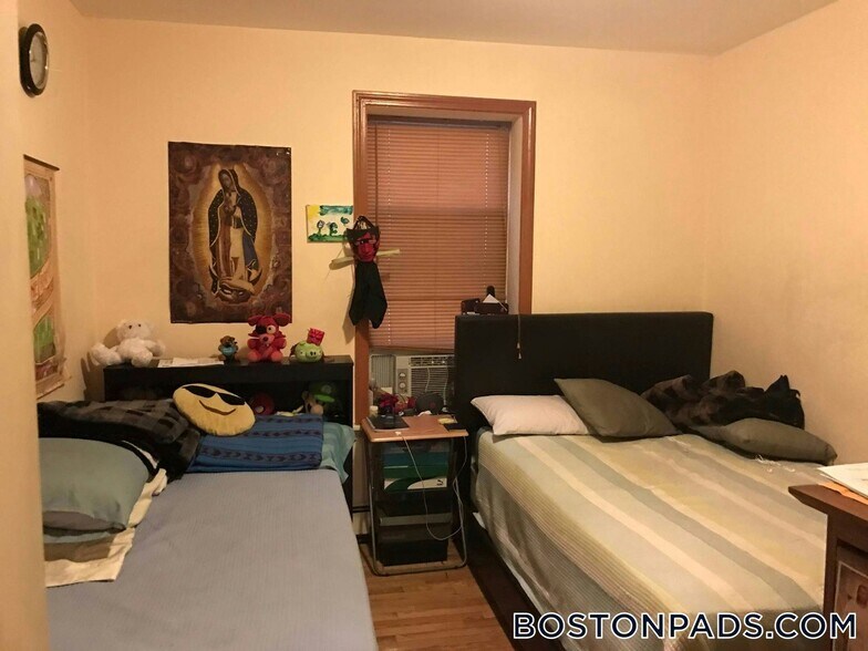 Building Photo - 144 Chelsea St