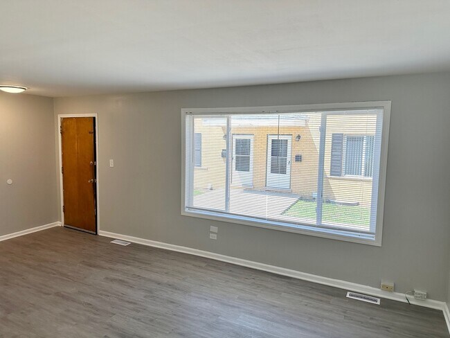 Building Photo - 1721 E Roosevelt Rd