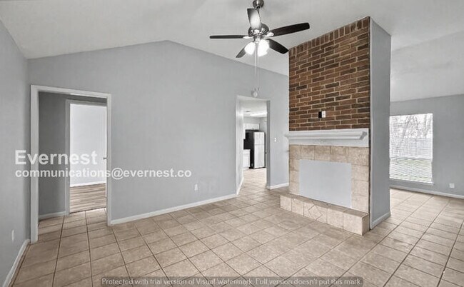 Building Photo - 3 Bed, 2 Bath Home with Fenced Yard & Garage / Pet-Friendly / Available Now!