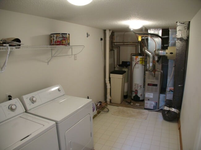 Building Photo - Light & bright! 2 BR, 1.5 BATH Woodbury To...