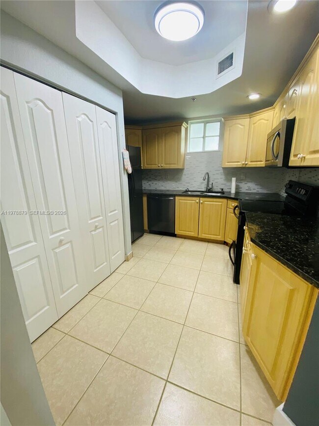 Building Photo - 17415 NW 75th Pl