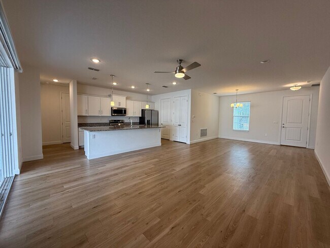 Building Photo - Beautiful 4 bedroom 2 bathroom home