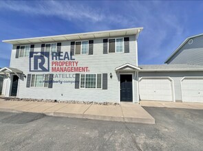 Building Photo - 3 Bedroom 1.5 Bath Apartment - 1 car garage