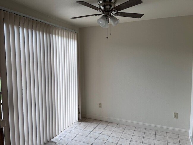 Building Photo - Spacious Greenhaven duplex with fresh paint, new laminate floors and vaulted ceilings.