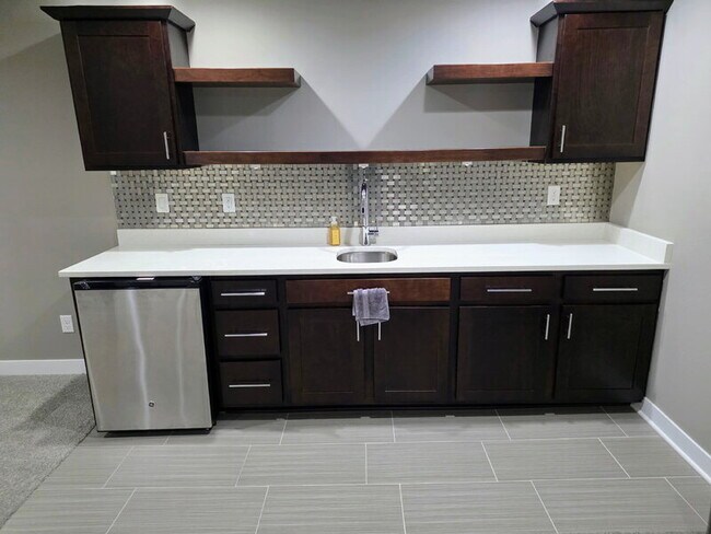 Building Photo - 482 NE Westgate Dr