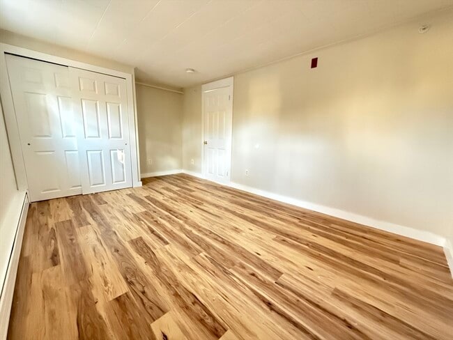 Building Photo - 866 Center St