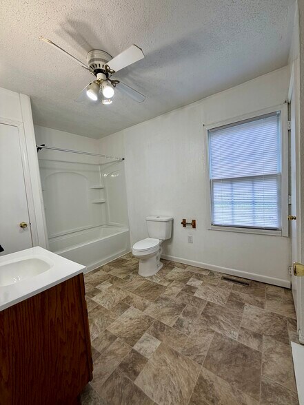 Building Photo - 520 Knowles Ln