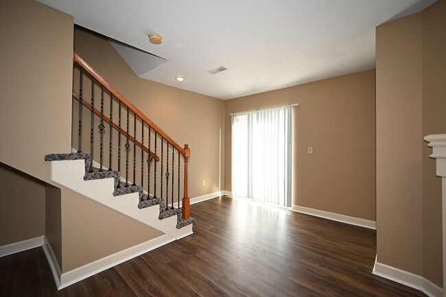 Building Photo - 3 Bedroom, 2.5 bath Townhome with 1 car garage!