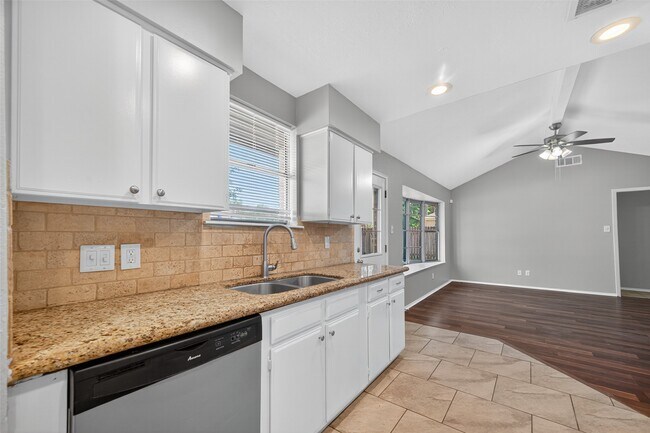 Building Photo - 811 Lochmoor Ln