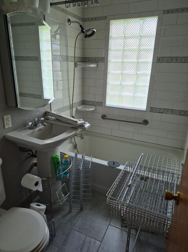 Building Photo - Charming 3 bed 1 Bath