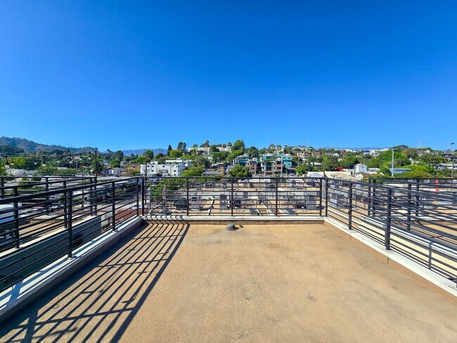 Building Photo - Luxury Townhome Centrally Located in Silver Lake!