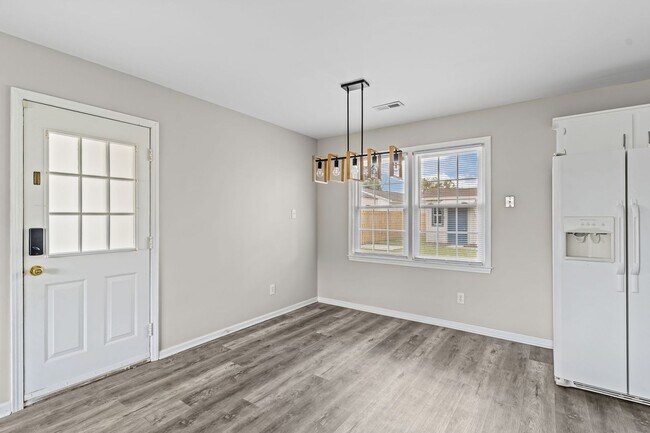 Building Photo - Pet-Friendly | Large Fenced Yard in North Wilmington