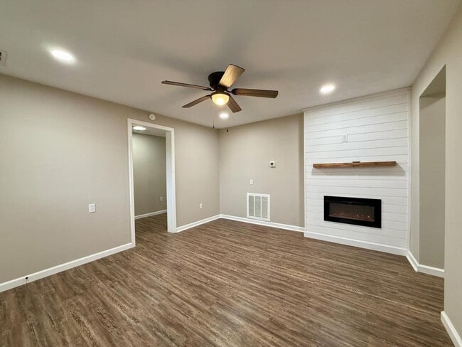 Building Photo - 11025-11107 107 Cutoff