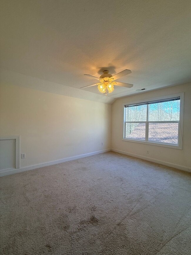 Building Photo - Spacious home in Flat Rock NC