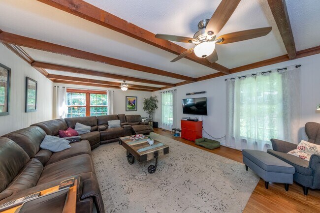 Building Photo - Spacious Colonial in Queens Lake
