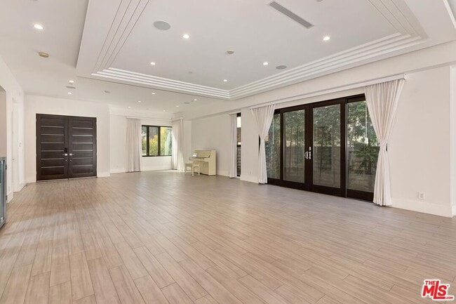 Building Photo - 312 S Palm Dr