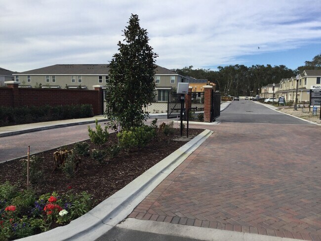 Building Photo - 3 bedroom, 2.5 bathrom townhome in Oviedo
