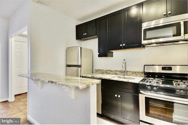 Building Photo - GORGEOUS JR ONE BEDROOM IN DOUPONT