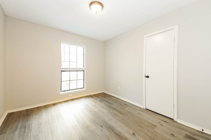 Building Photo - 7618 Creek Wood Dr