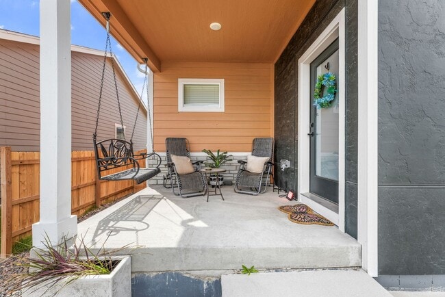 Building Photo - Limited Time Offer! Get $100 OFF Your Firs...