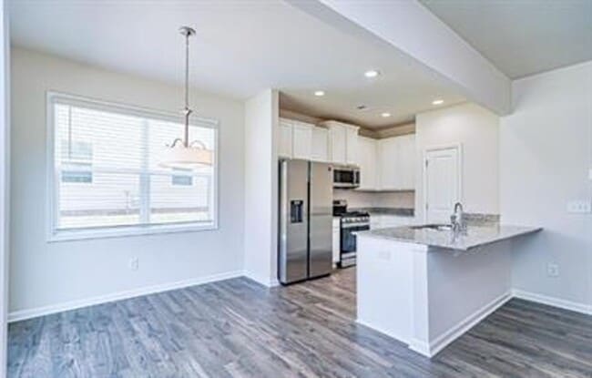 Building Photo - Spacious 3/2 Available On October 1st!
