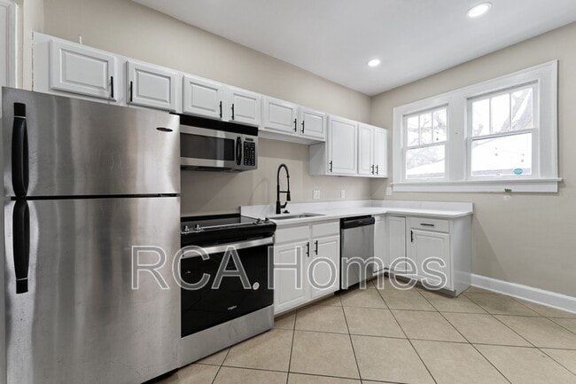 Building Photo - 4704 Broadway St