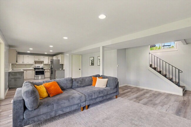 Building Photo - 1010 Parkview Dr