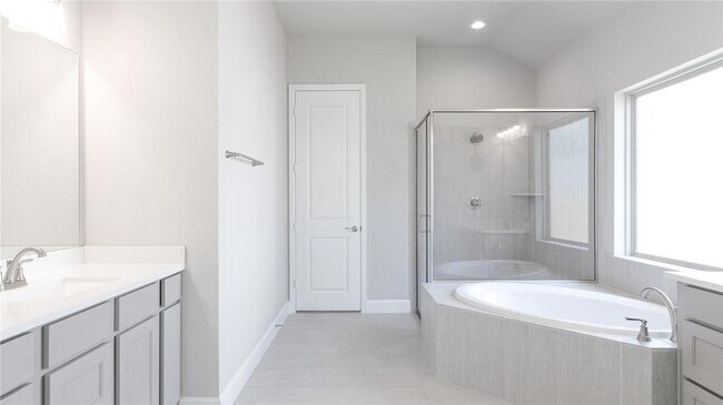 Building Photo - 6313 Empresa Dr
