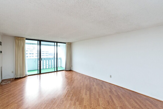 Building Photo - Amazing Opportunity to Rent this well Main...