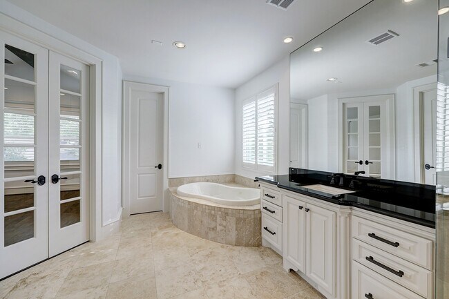 Building Photo - 14123 Carolcrest Cir