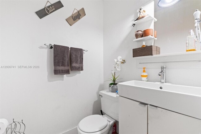 Building Photo - 6235 SW Kendale Lakes Cir