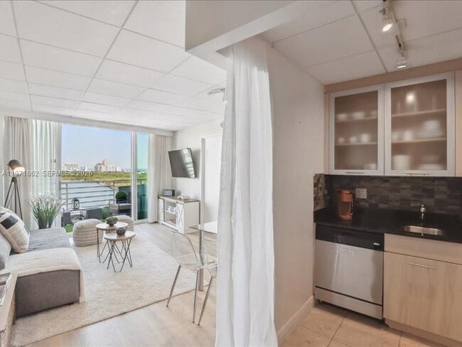 Building Photo - 2670 E Sunrise Blvd