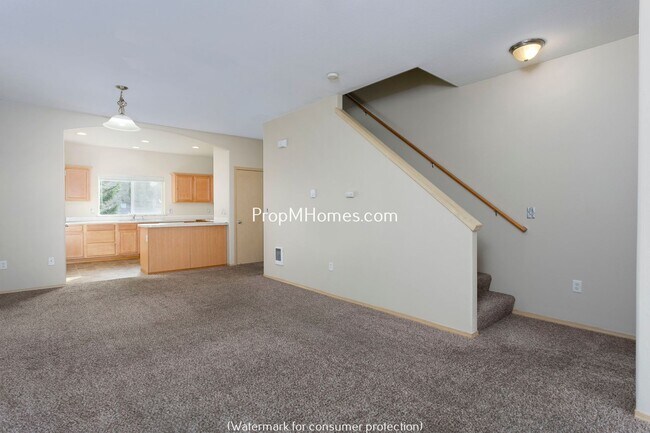 Building Photo - Comfortable 3-Story Townhome in Powellhurs...
