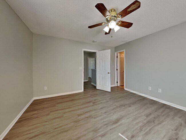 Building Photo - Charming 4-Bed Home in Kansas City with Garage Parking