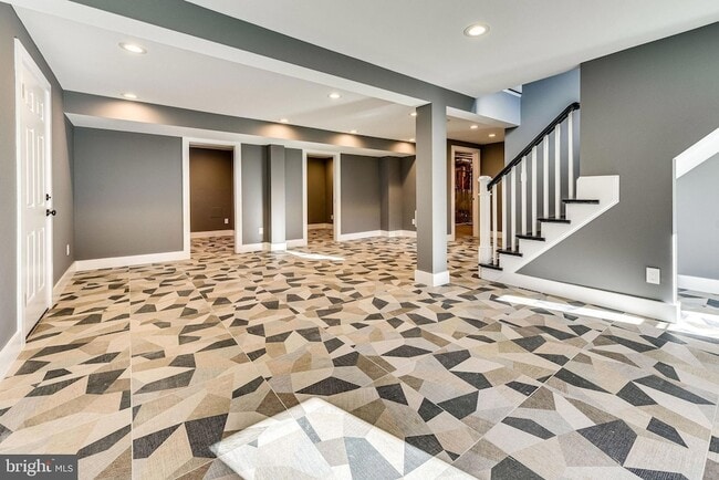 Building Photo - 6535 Mulroy St