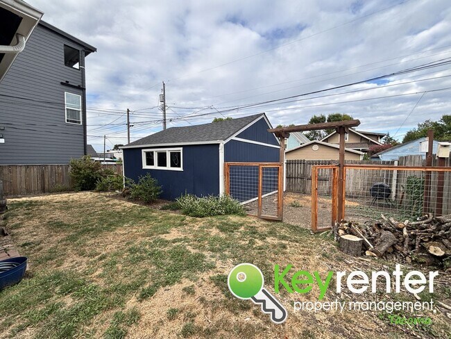 Building Photo - Unique 3-Bedroom Tacoma Home with Fenced Y...