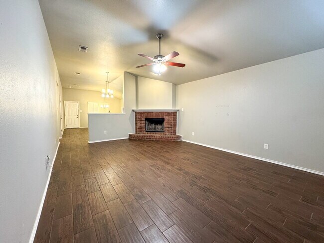 Building Photo - 3-Bedroom Home in Milwaukee Ridge HOA