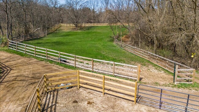 Building Photo - 708 S Rose Farm Rd