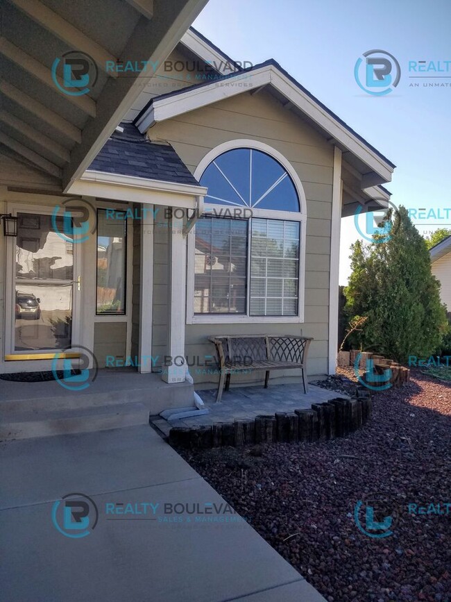 Building Photo - Amazing 4 Bedroom 2.5 Bathroom Home! Locat...