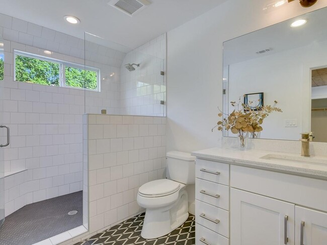 Building Photo - 1313 Garden St