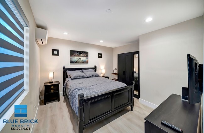 Building Photo - 5843 Vanalden Ave