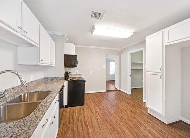 Building Photo - 1411 Pleasantville Dr