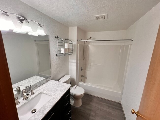 Building Photo - 3Bed 2Bath Single Level Avail. April 7th Move-In