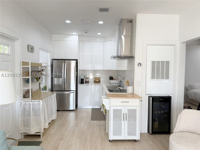 Building Photo - 8401 Crespi Blvd
